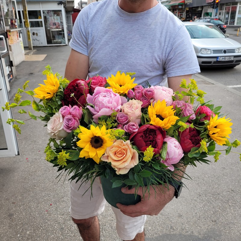 Florisis Huedin Cutie cu bujori si accente galbene