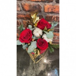 Florarie Online Huedin Florisis Aranjament in cutie mica cu 3 trandafiri