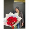 Florisis Huedin Buchet volumetric cu trandafiri rosii si ambalaj urias